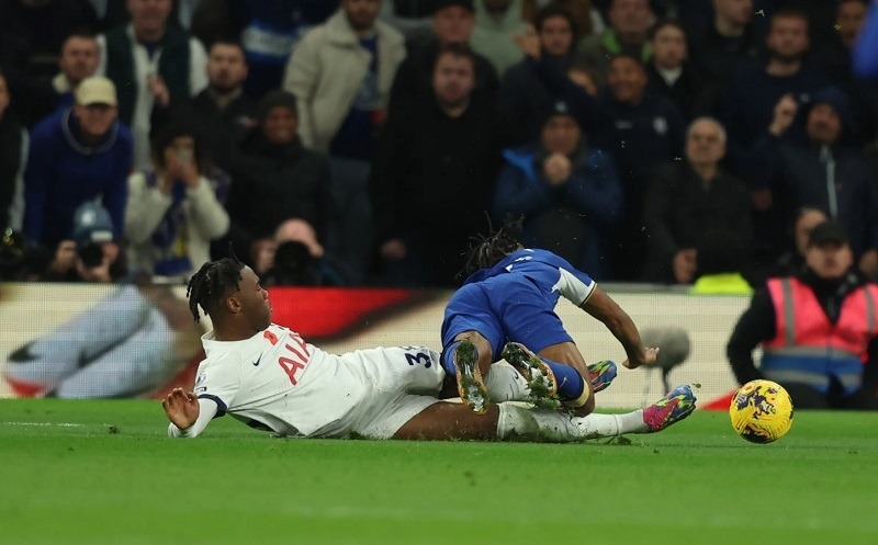 Udogie nhận thẻ đỏ trong trận gặp Chelsea sau pha phạm lỗi với Sterling